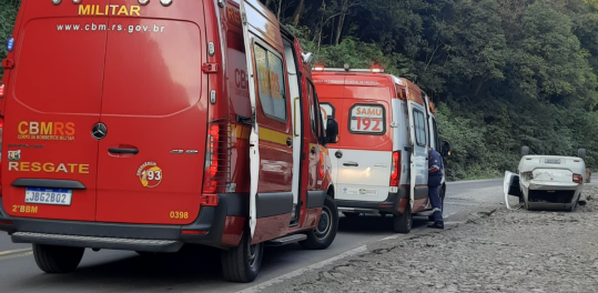 RS-020: Quatro pessoas ficam feridas após carro capotar em Taquara 