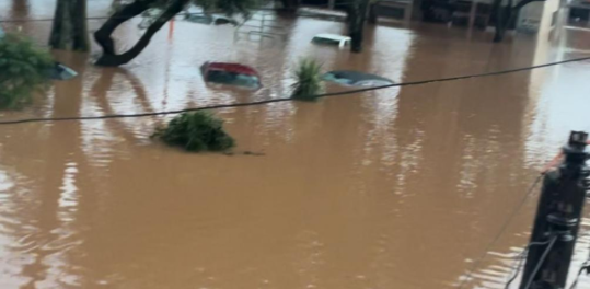 Carro da família ficou praticamente submerso 