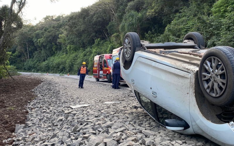 RS-020: Quatro pessoas ficam feridas após carro capotar em Taquara 