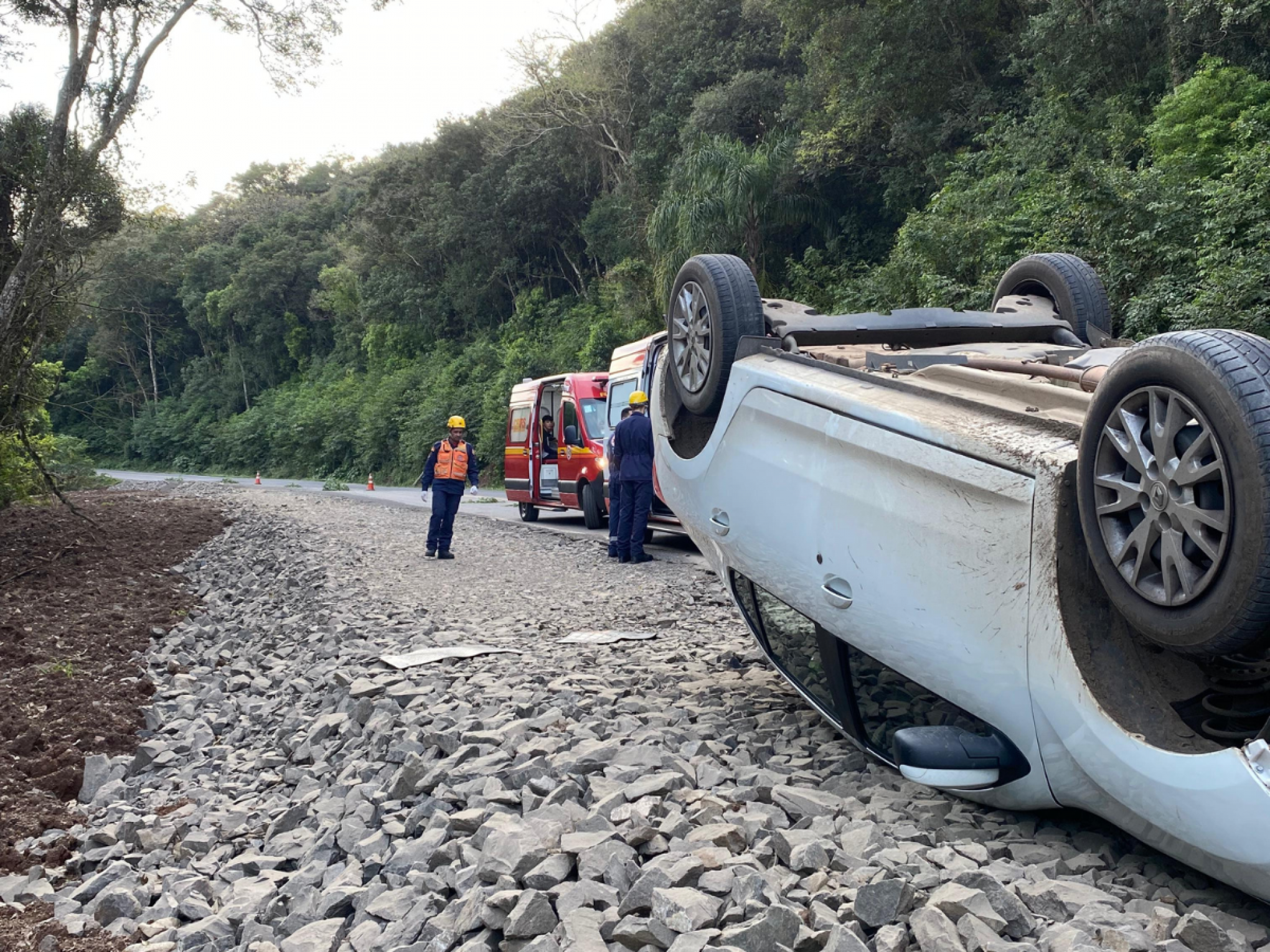 RS-020: Quatro pessoas ficam feridas após carro capotar em Taquara