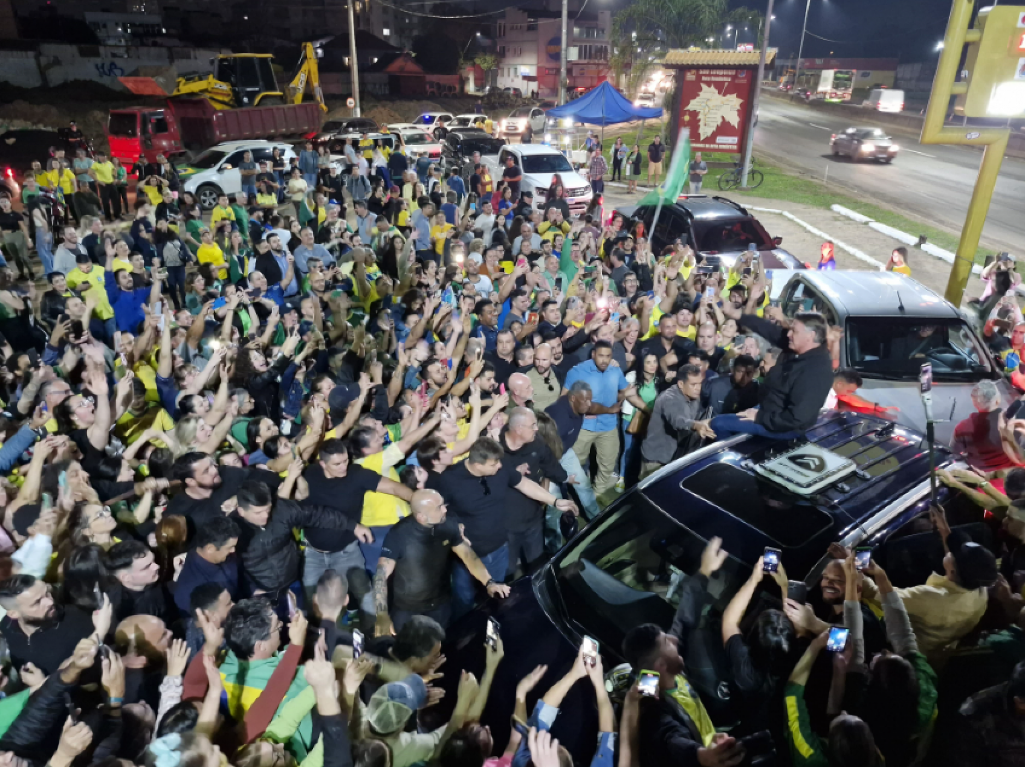 Bolsonaro chegou em São Leopoldo na noite desta quarta-feira e foi recebido por apoiadores no Marco Zero da Rota Romântica