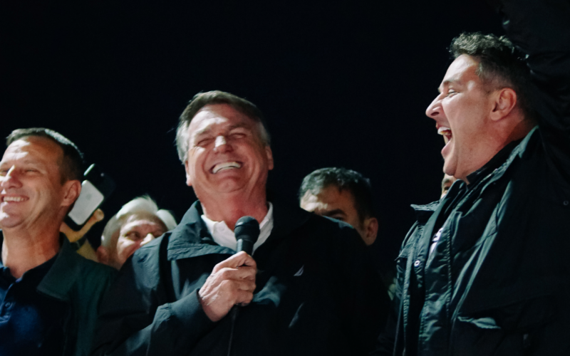 Bolsonaro em passagem por São Leopoldo na noite de quinta-feira (24)