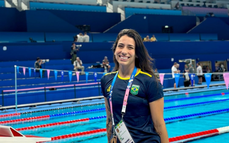 Ana Caroilina Vieira, atleta da natação brasileira em Paris 2024 | abc+