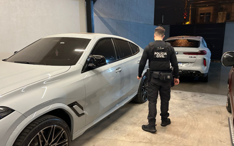 Carros de luxo acabaram apreendidos durante ação da Polícia Civil em Canoas