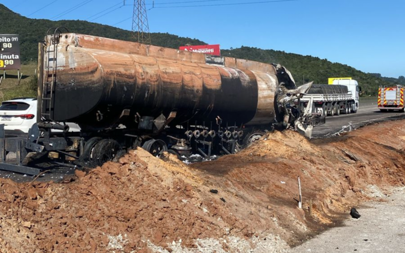 Caminhão pegou fogo após acidente na BR-101  | abc+