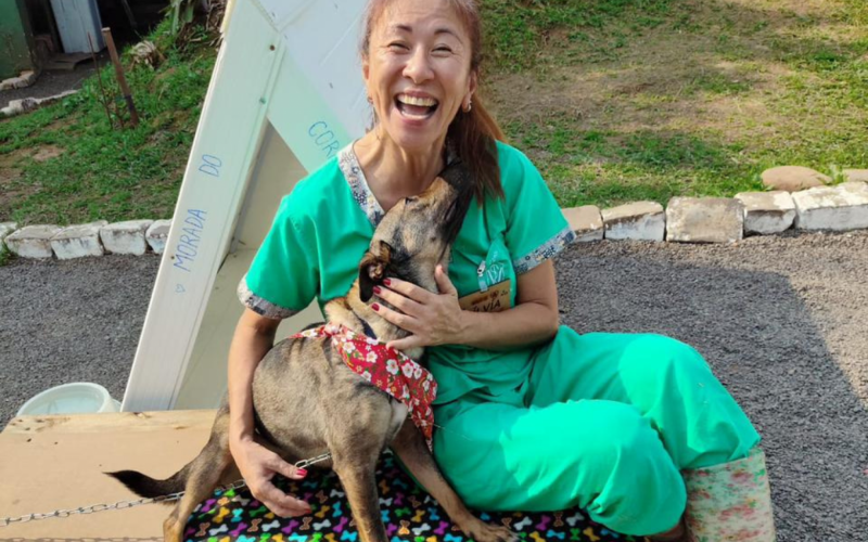 Silvia Cristina Osaki durante trabalho voluntário em Canoas