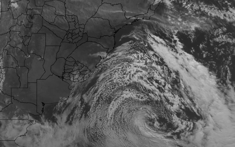 Ciclone estava sobre o Oceano Atlântico a Leste da Argentina, Uruguai e o Sul do Brasil, na manhã desta segunda | abc+