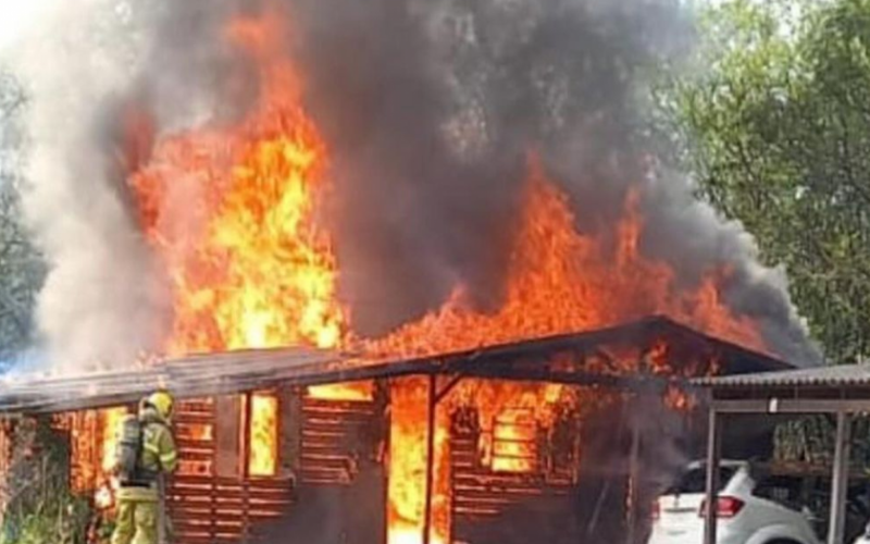 Incêndio destruiu casa no bairro Santo Afonso nesta quinta-feira (15)