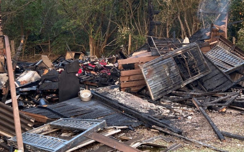 Incêndio destrói casa em Novo Hamburgo