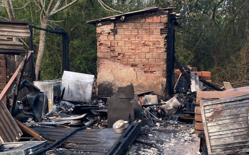 Incêndio destrói casa em Novo Hamburgo