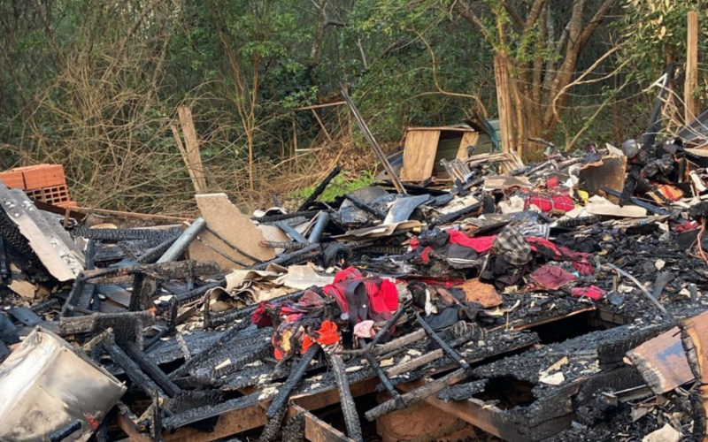 Incêndio destrói casa em Novo Hamburgo