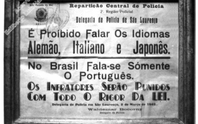 Cartaz emoldurado afixado na Delegacia de Polícia de São Lourenço do Sul informava sobre a proibição de falar alemão, italiano e japonês | abc+