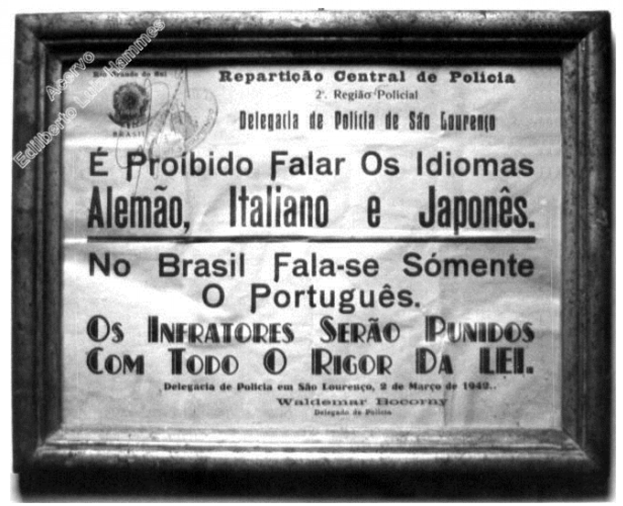 Cartaz emoldurado afixado na Delegacia de Polícia de São Lourenço do Sul informava sobre a proibição de falar alemão, italiano e japonês | abc+