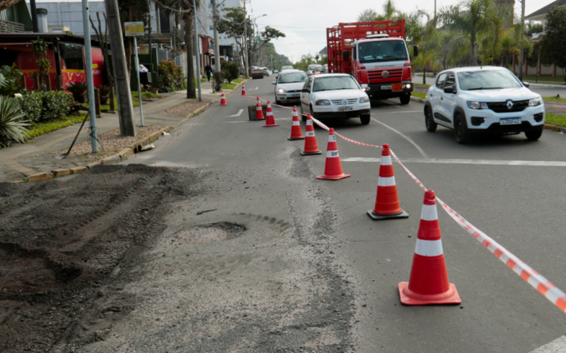 Avenida Farroupilha tem bloqueio para quem precisa acessar a Avenida Inconfidência nesta quarta-feira (27)