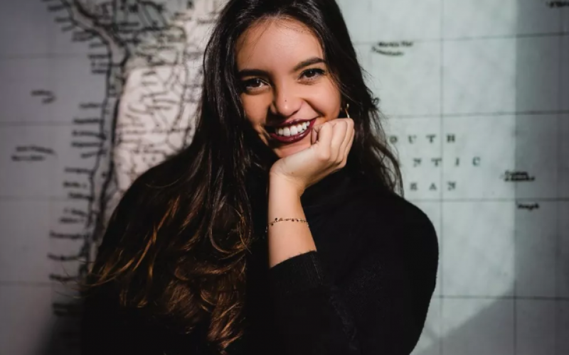 Professora de História e You Tuber, Débora Aladim fará live nesta terça-feira (27), a partir das 19h30, no canal TV Seduc RS no You Tube