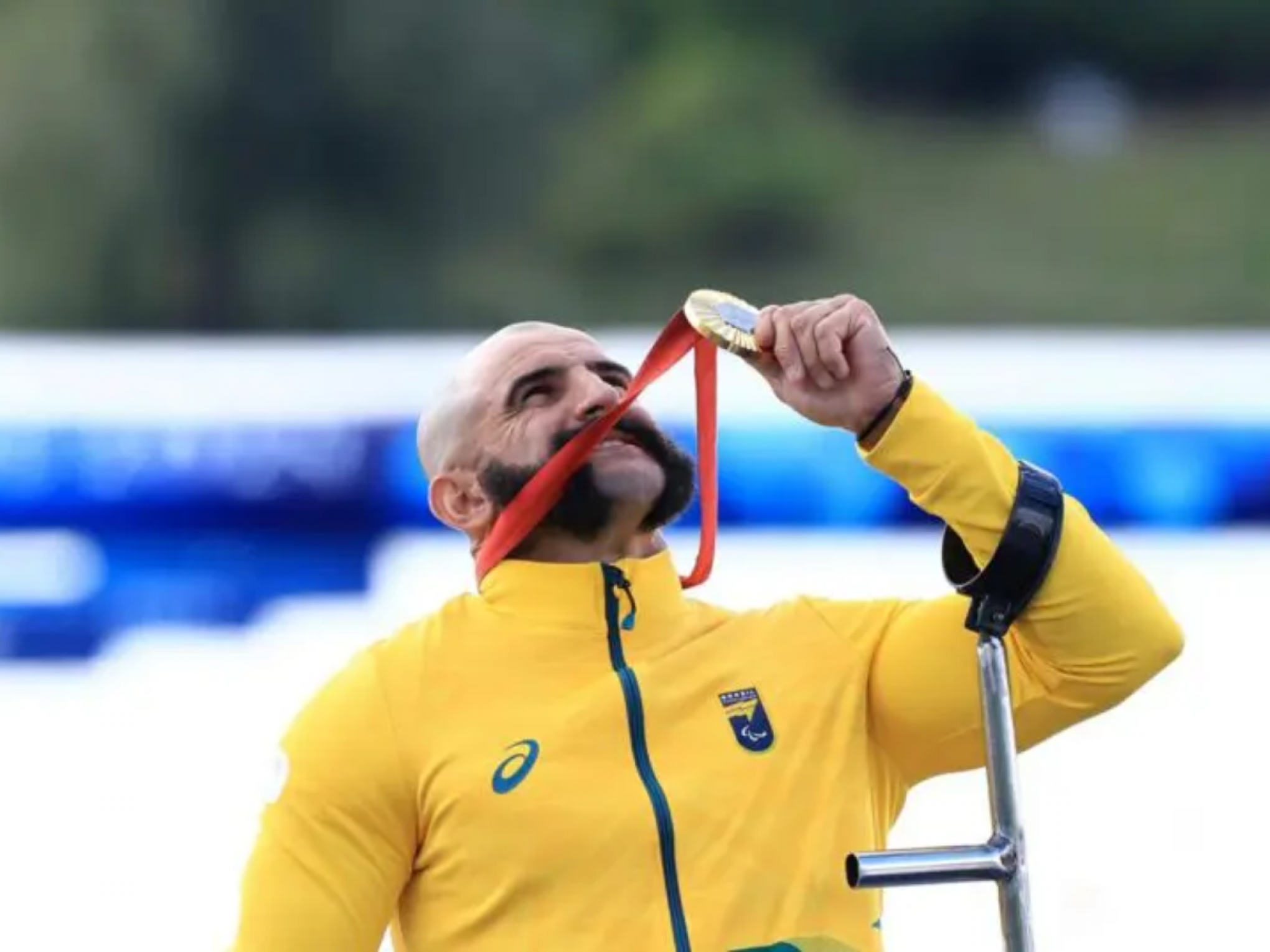 Fernando Rufino com sua medalha de ouro conquistada nos Jogos Paralímpicos de Paris | abc+