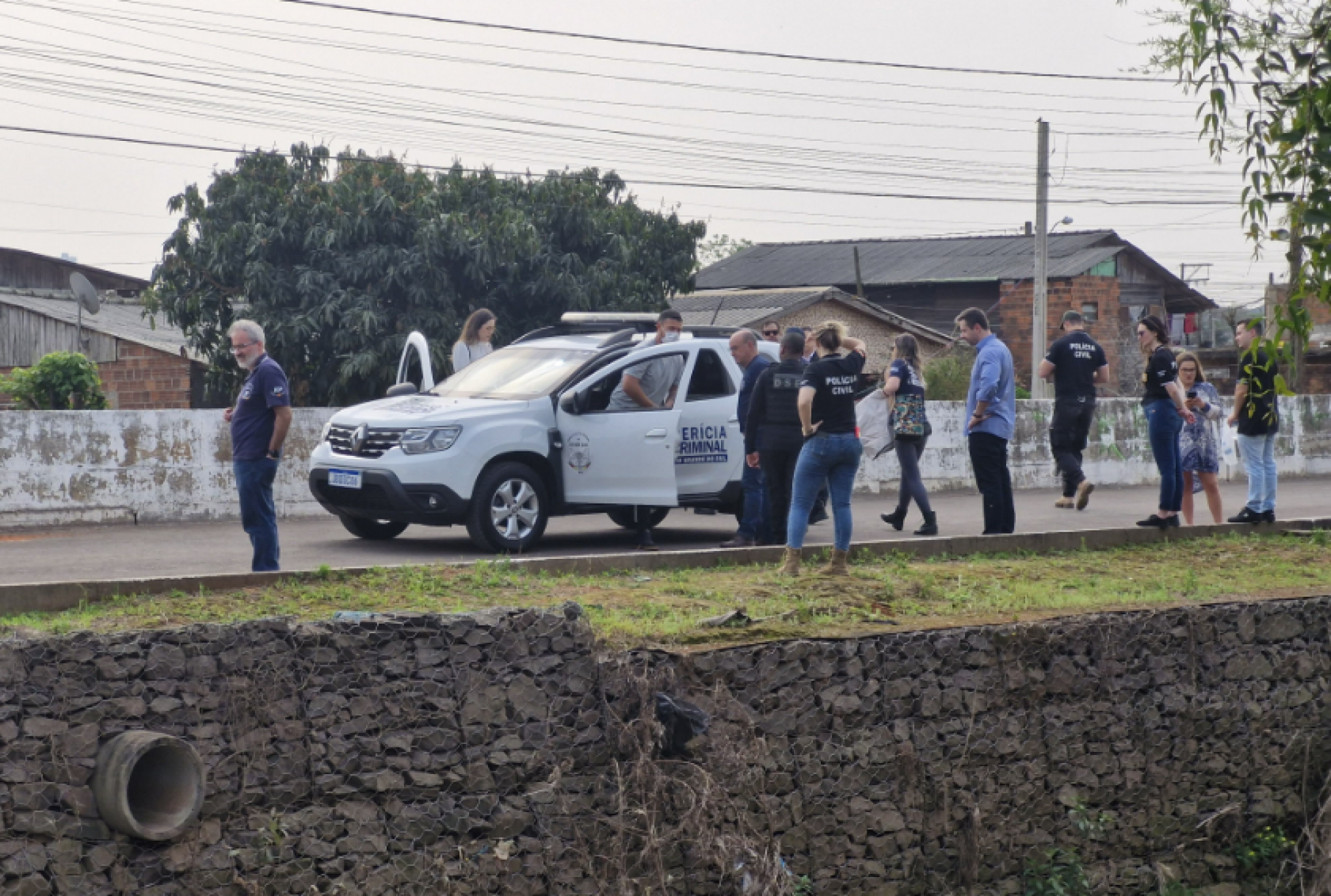 VÍDEO: Homem que atirou bebê para fora de carro e atropelou ex participa de reconstituição do crime que chocou região