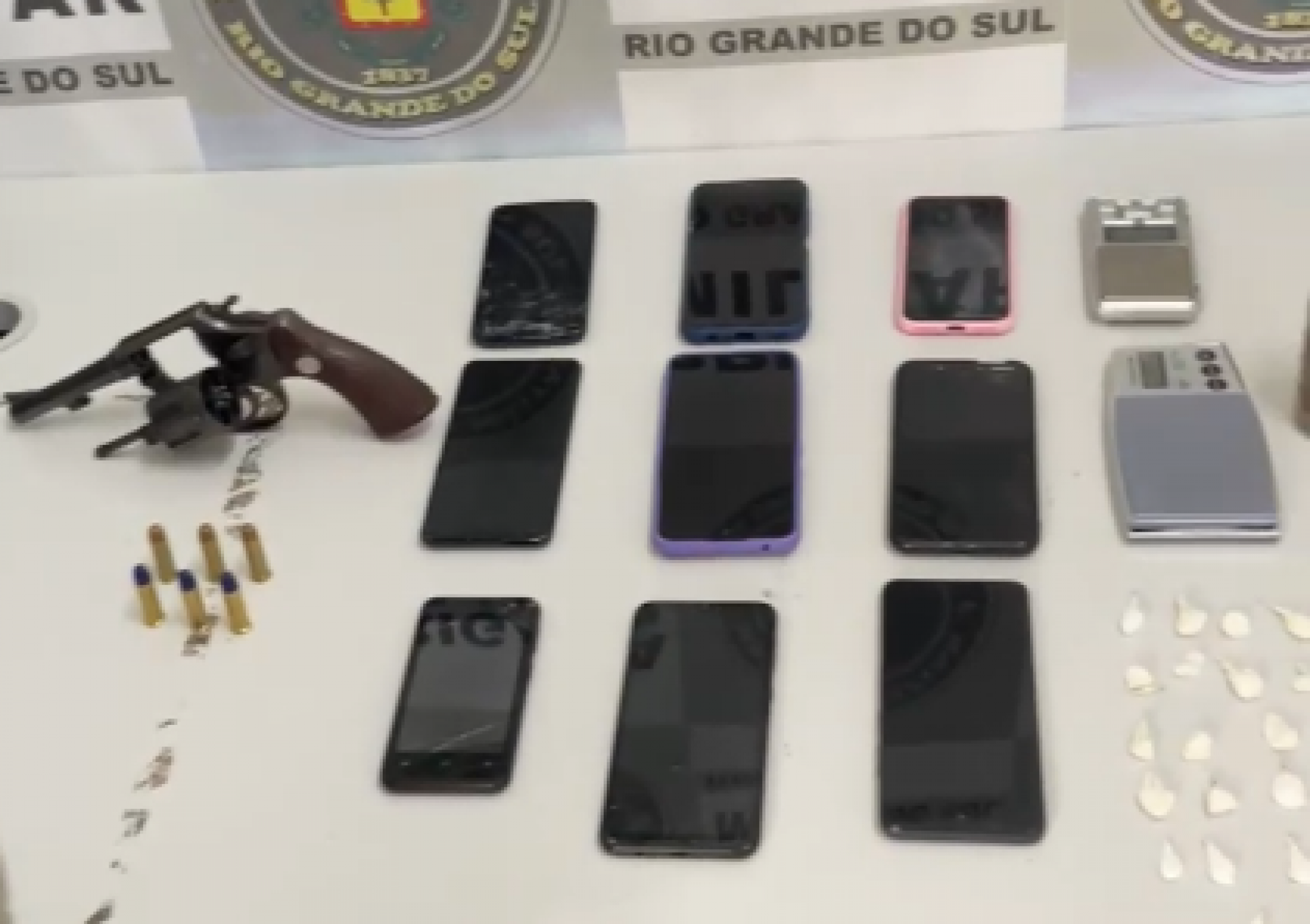 No interior da residência foi encontrado um revólver calibre 38, além de porções de maconha e cocaína | abc+