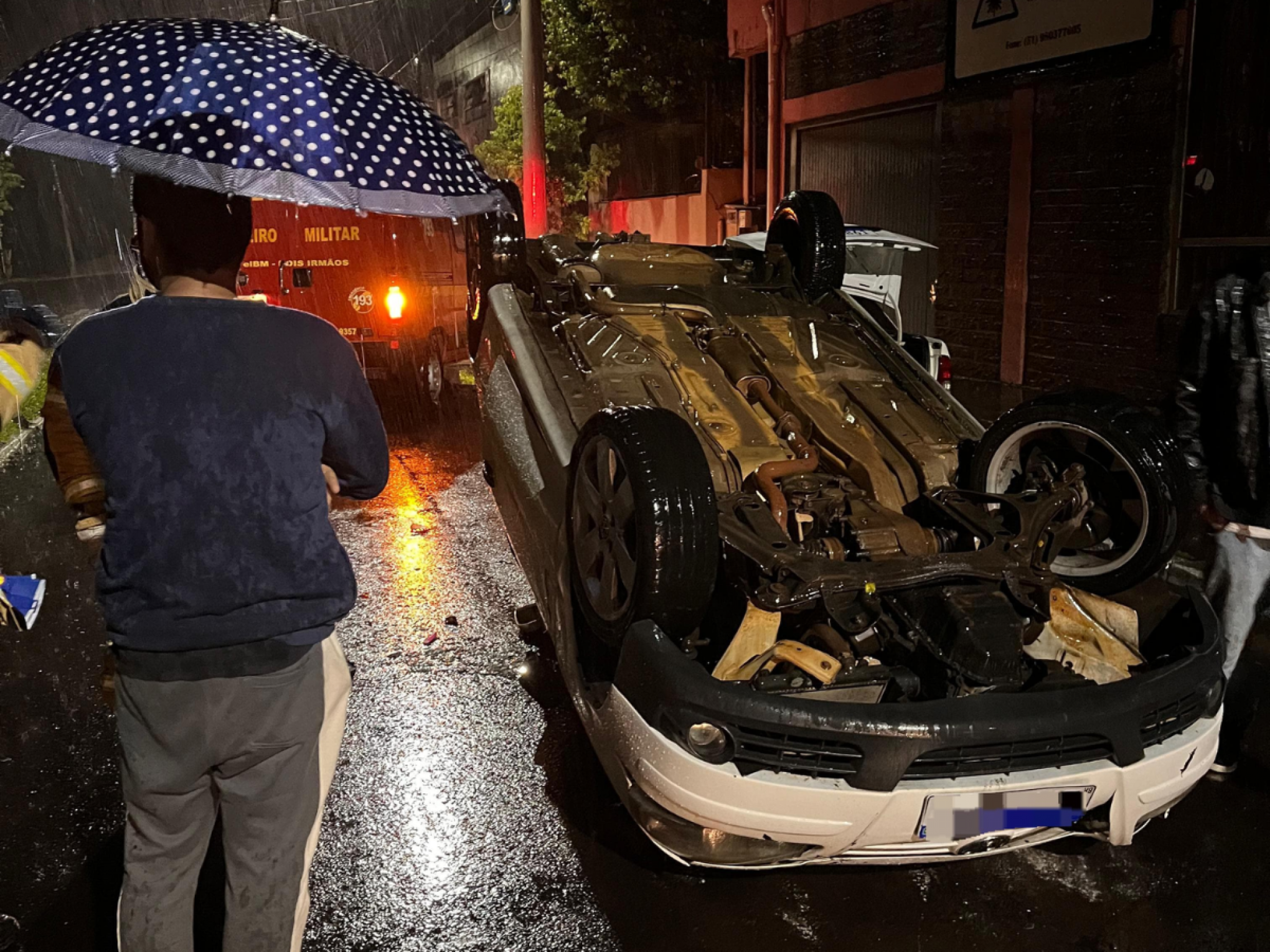 Motorista abandona carro e deixa amigo para trás após capotar em Dois Irmãos | abc+