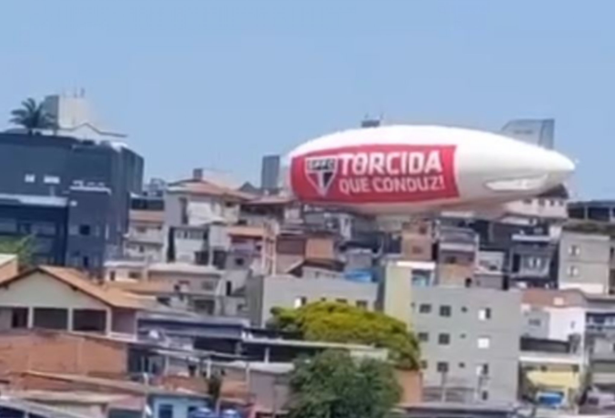 VÍDEO: Dirigível cai sobre casas e uma pessoa fica ferida