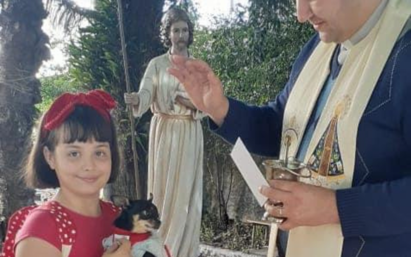 Padre Charles Kermaunar já realizou a benção na Paróquia Santa Cecília em Porto Alegre. Este ano, estará fazendo a benção aos animais pela primeira vez na Paróquia Nossa Senhora de Aparecida, no Guajuviras