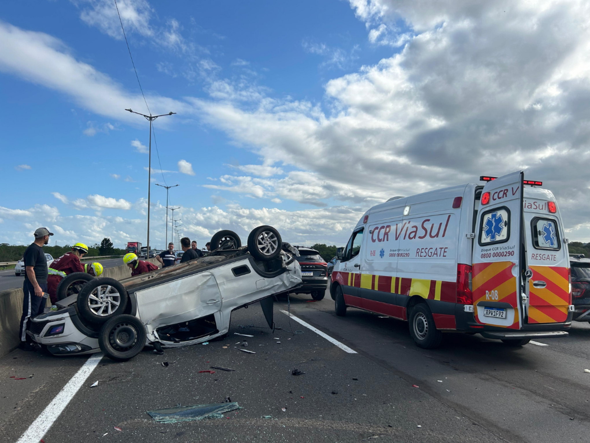 Grávida fica ferida após acidente envolvendo três veículos na BR-448