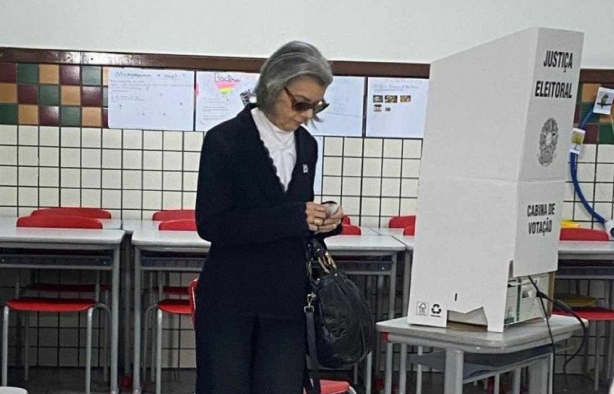 Ministra Cármen Lúcia chegou antes do horário de início de votação e aguardou na fila antes de votar, em Belo Horizonte  | abc+