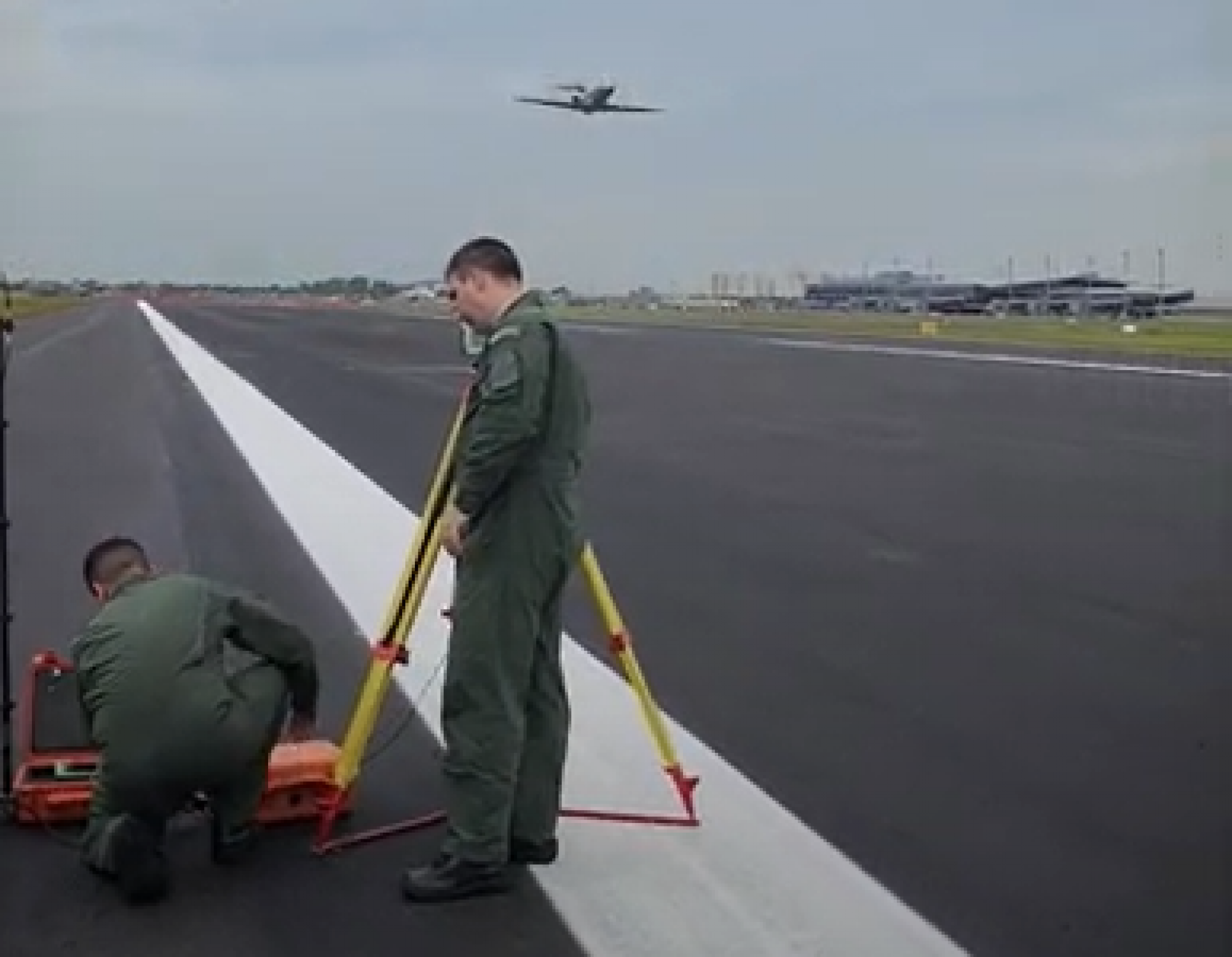 Aeronave GEIV faz aferição e equipamentos do Aeroporto Salgado Filho | abc+