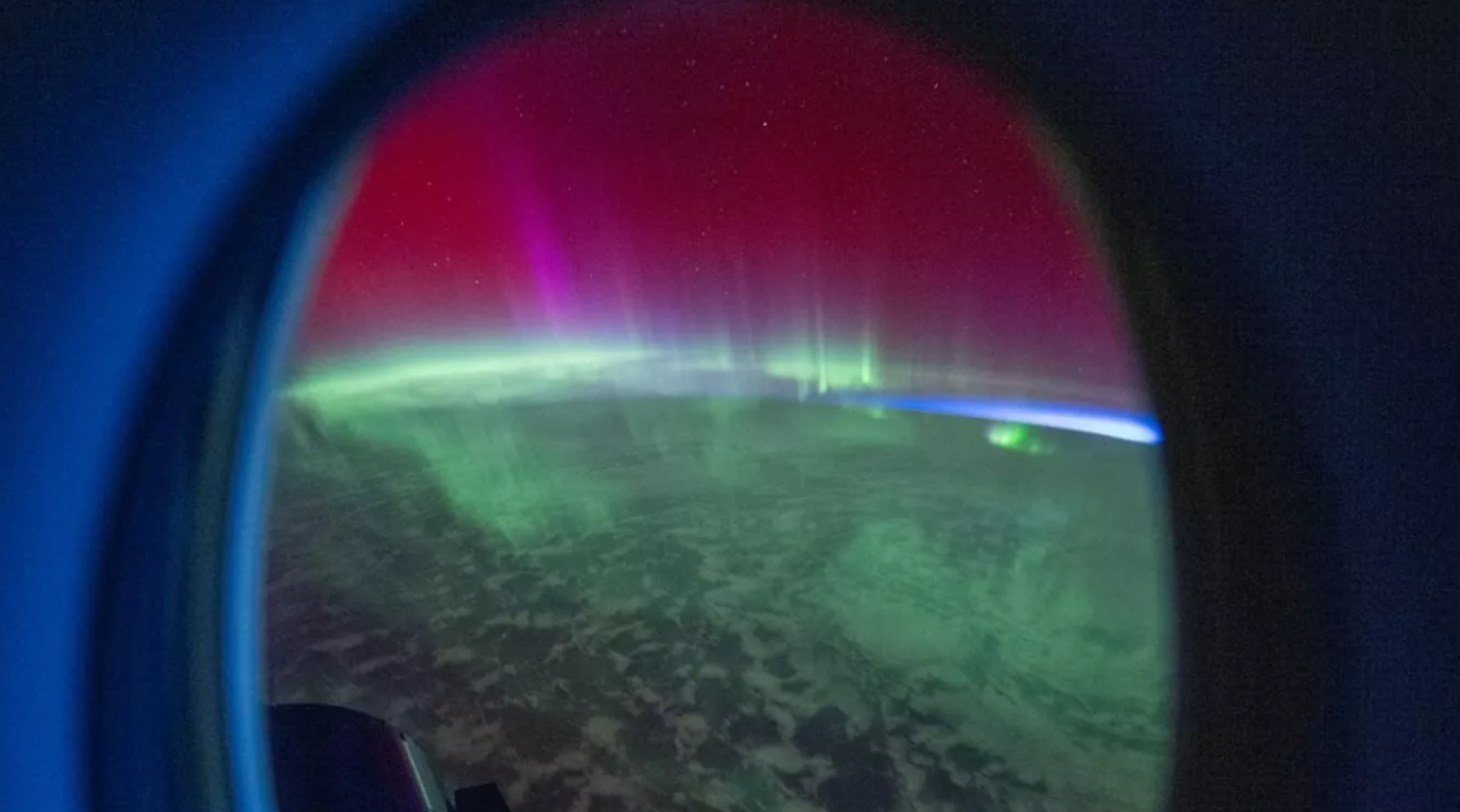 Tempestade solar que causa aurora boreal é vista do espaço