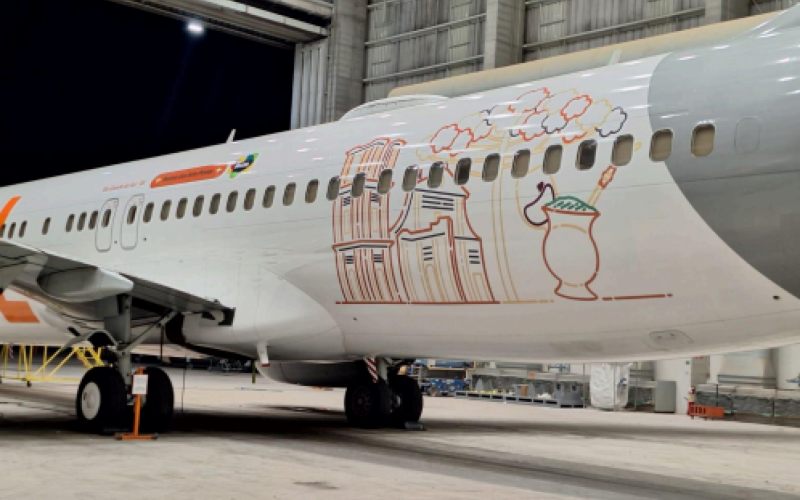 Avião da Gol com homenagem ao RS 