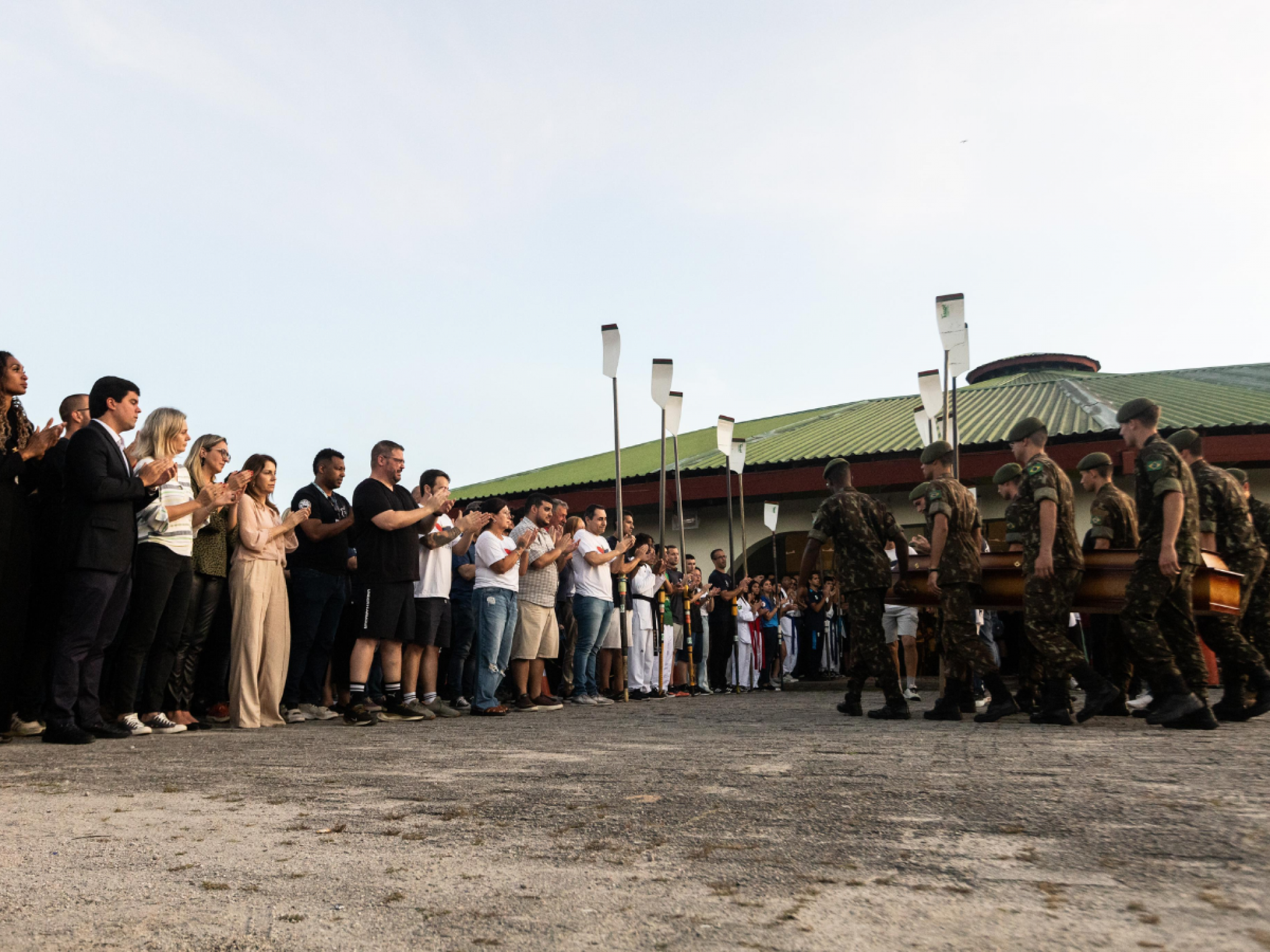 Urnas funerárias foram recebidas com homenagens no velório coletivo em Pelotas | abc+