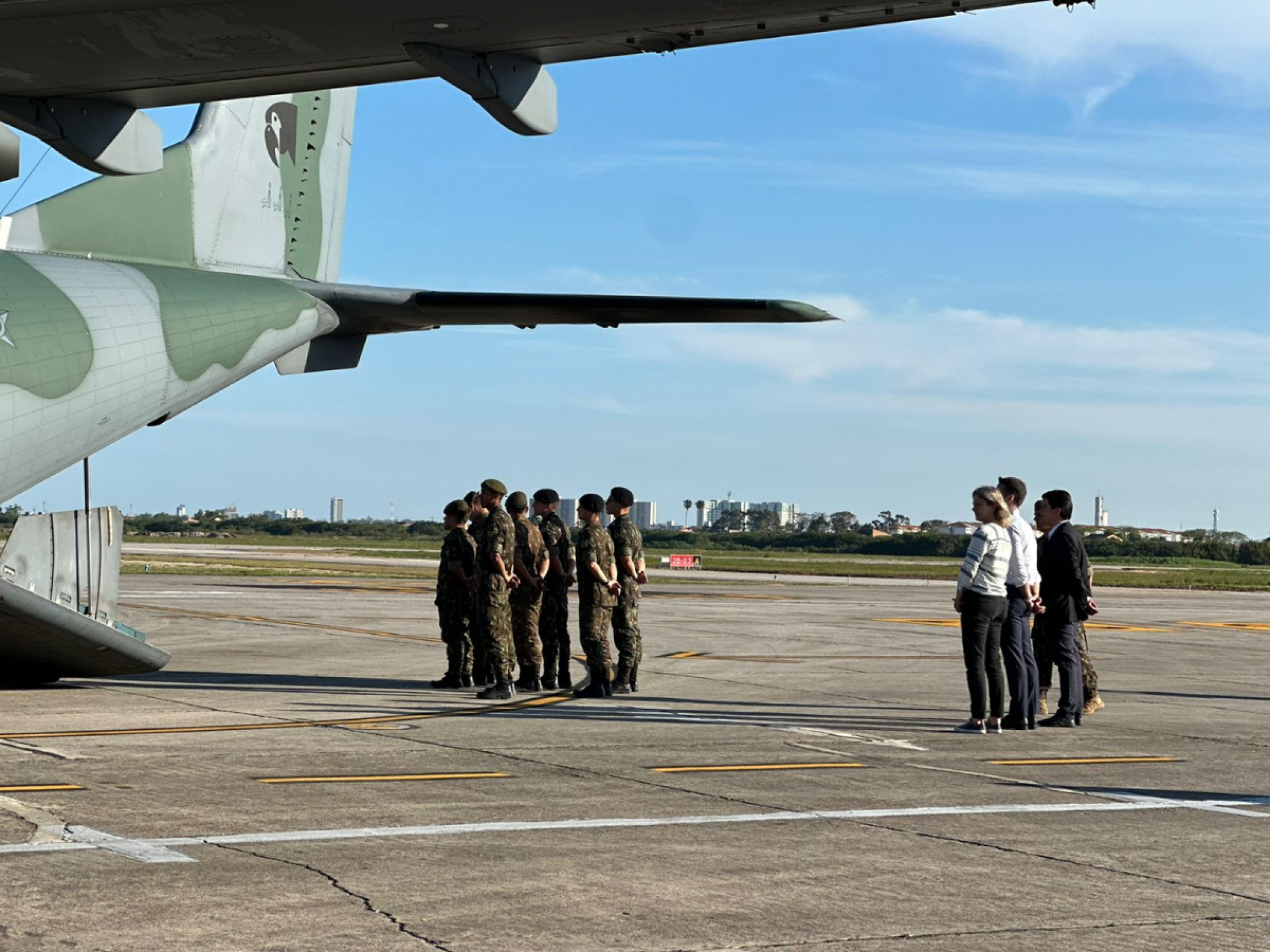 Urnas funerárias foram transportadas por avião da FAB e chegaram em Pelotas na tarde desta terça-feira, onde foram recebidas por autoridades