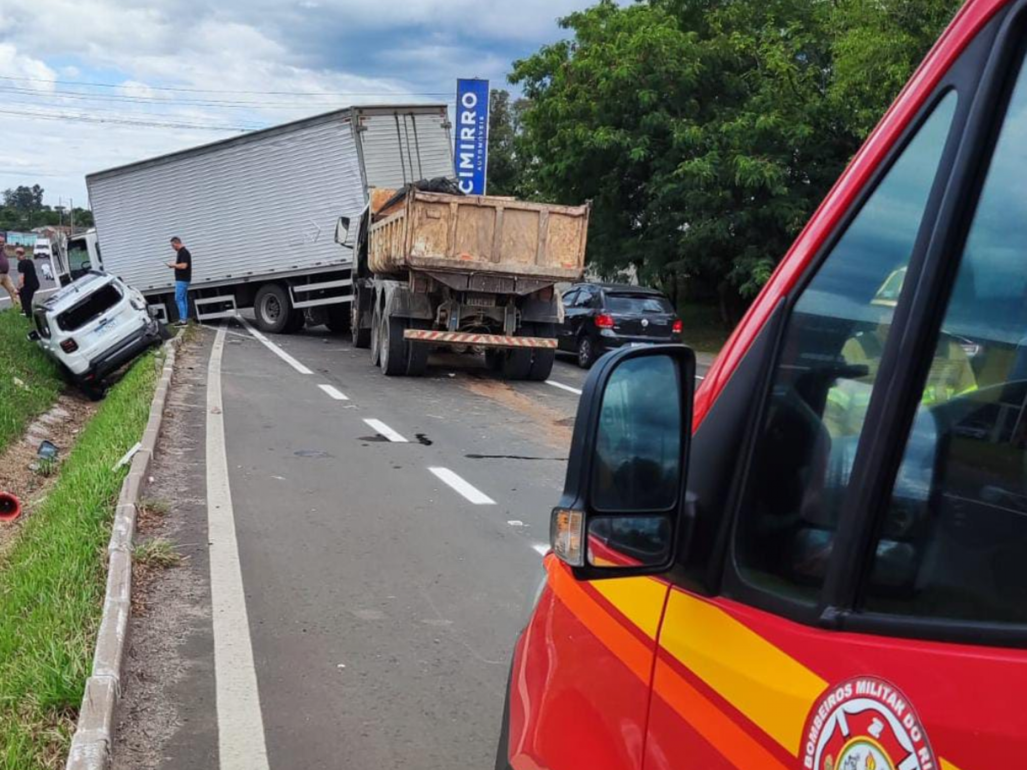 RS-239: Duas pessoas ficam feridas em acidente entre carros e caminhões