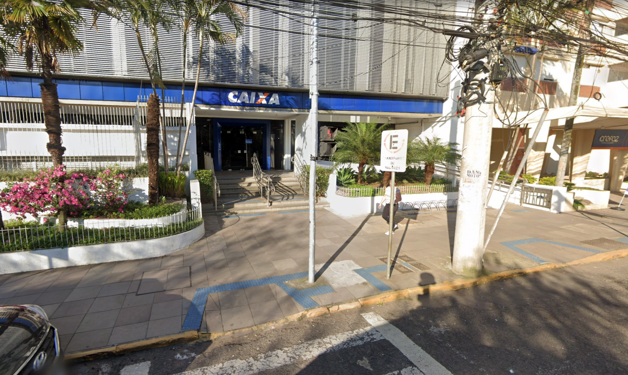 Criminosos colam número falso sobre telefone de banco em caixas eletrônicos de Novo Hamburgo