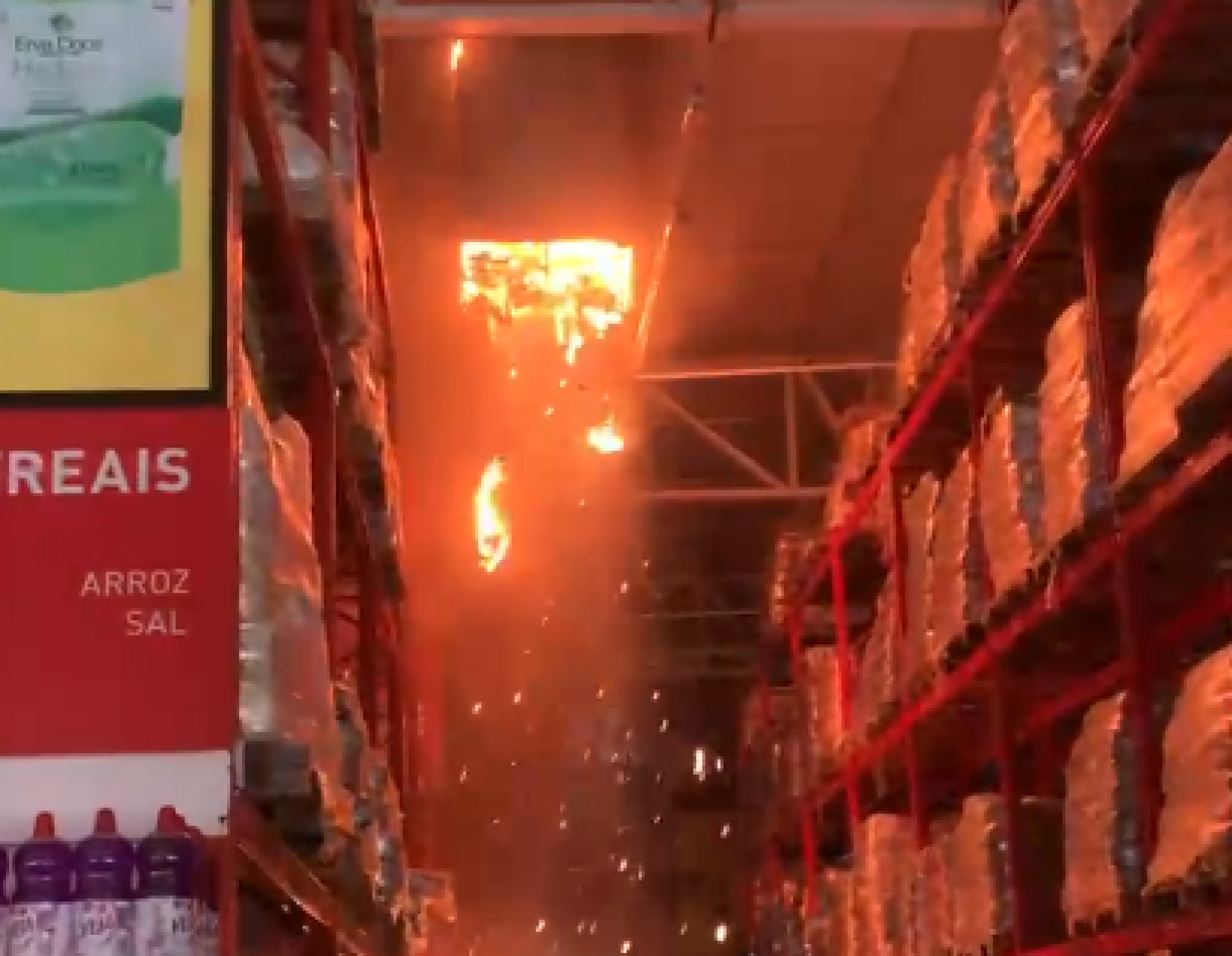 VÍDEO: Incêndio atinge atacarejo Stock Center no RS