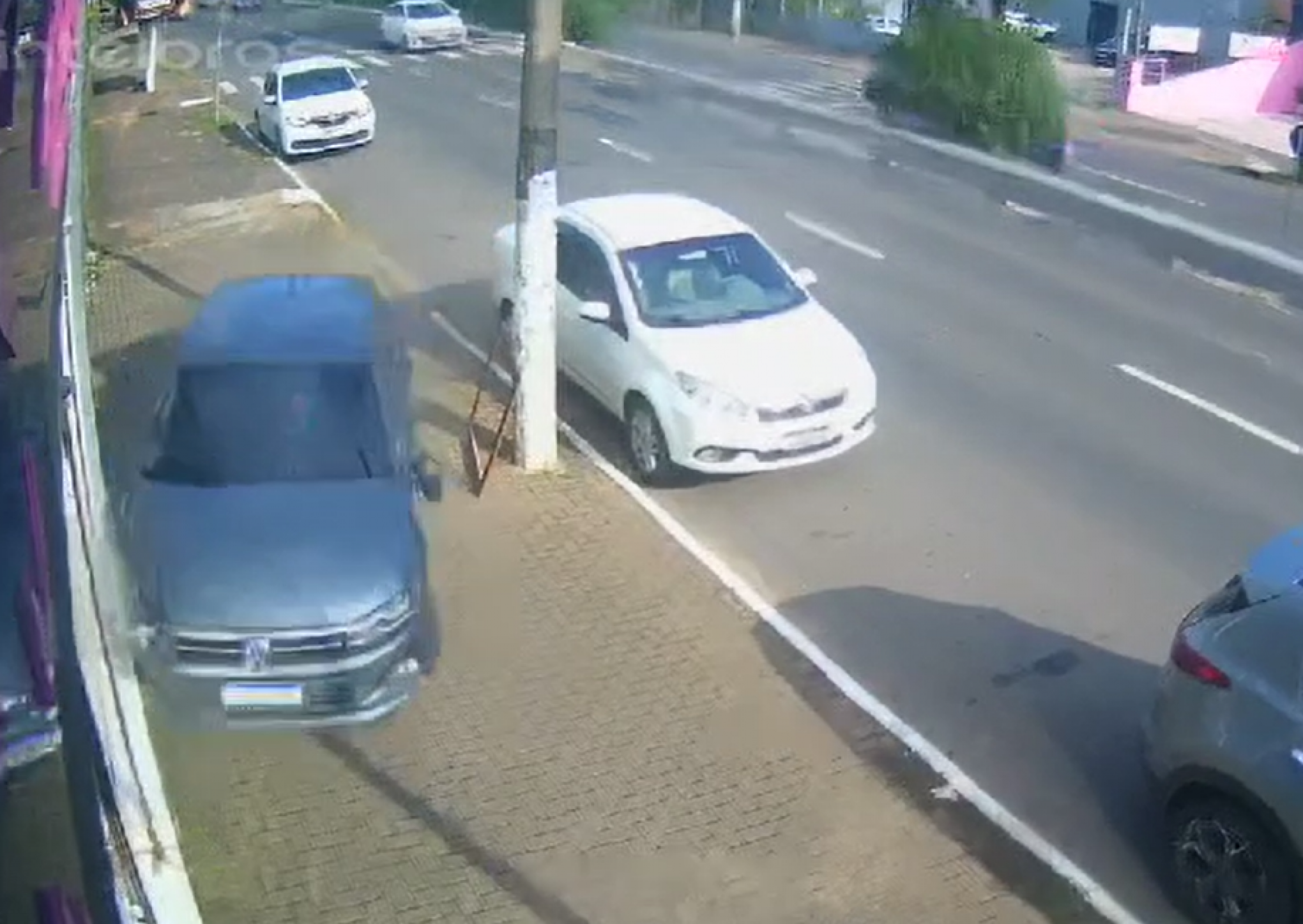 VÍDEO: Motorista perde controle de carro ao bater em veículo estacionado e assusta ao subir calçada no Vale do Sinos