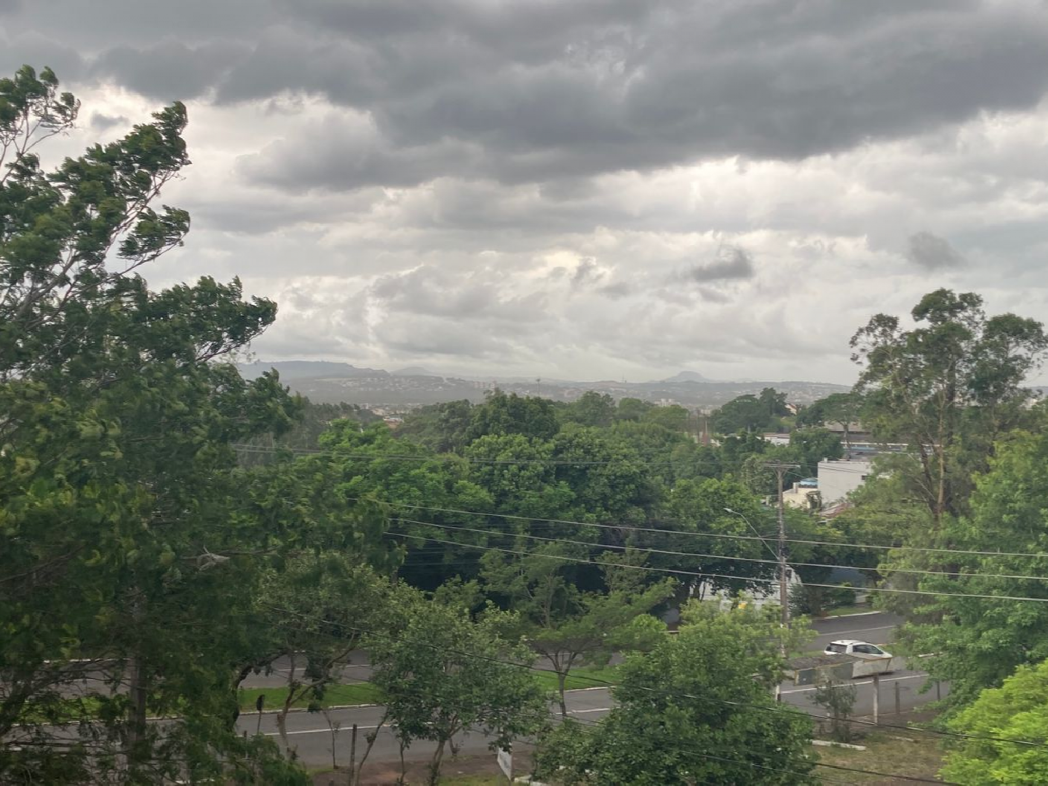 VÍDEO: Onda de tempestade chega com vento forte na região