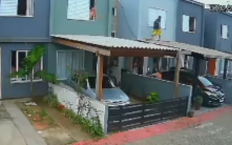 Criminoso sobe em telhado e tenta invadir casa mas é impedido por moradores | abc+