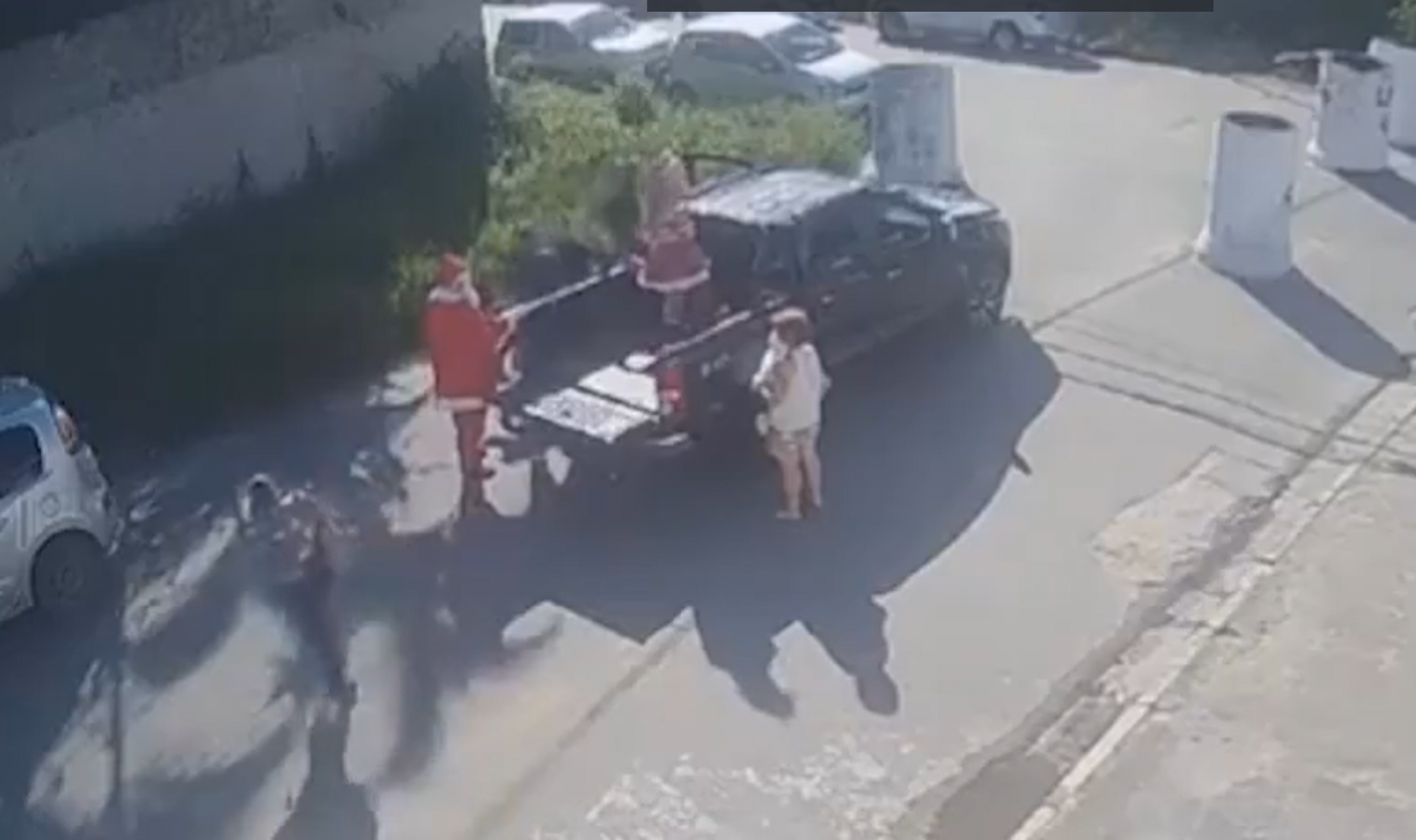 VÍDEO: Papai Noel e ajudante acabam encurralados por assaltantes