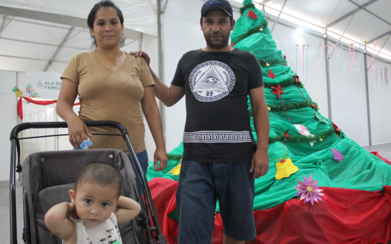 O casal Ezequiel e Débora, com o pequeno Antony, vive um Natal diferente no Centro Esperança, devido à tragédia