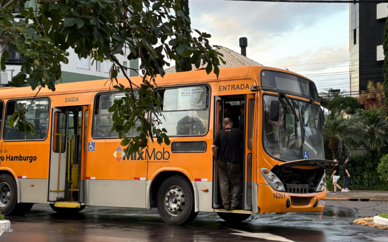 Princípio de incêndio em ônibus na tarde deste sábado (28) em Novo Hamburgo  | abc+