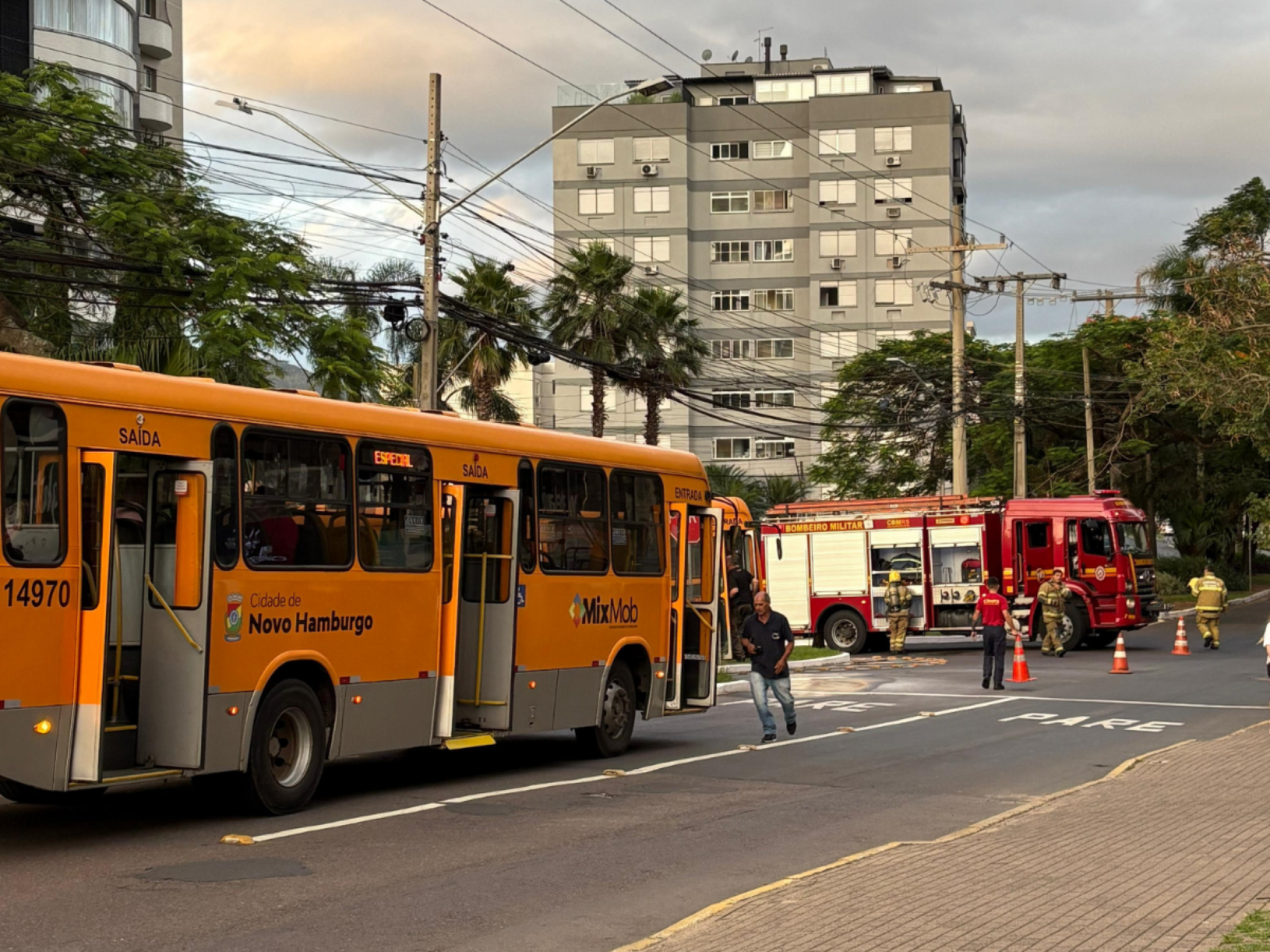 Princípio de incêndio atinge ônibus e assusta passageiros em Novo Hamburgo