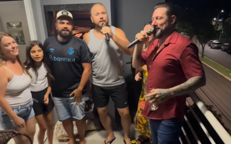 VÍDEO: Fãs cantam música em sacada e são surpreendidos com visita de cantor no RS