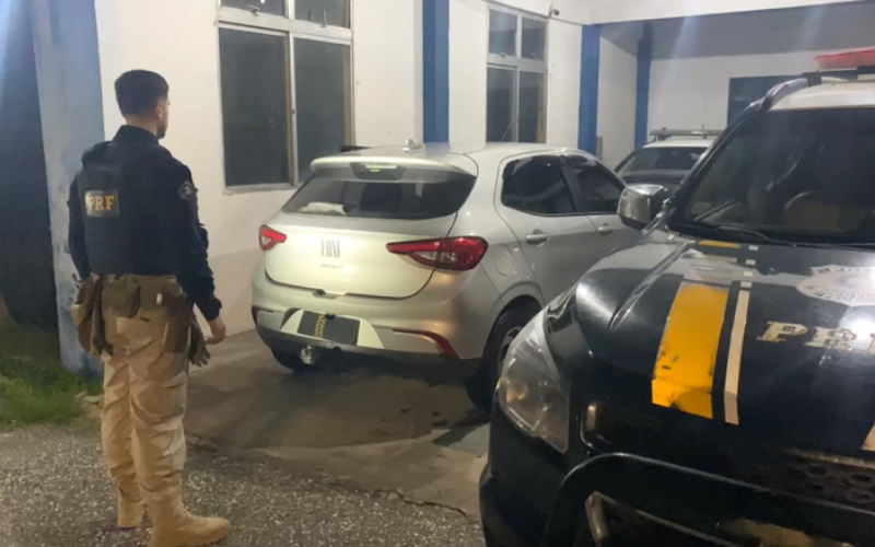 Policiais pararam Fiat Argo em Bagé na madrugada deste sábado (25)