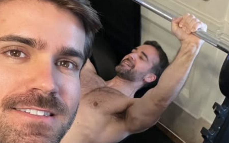 Eduardo Leite e o marido, Thalis Bolzan, compartilham foto durante exercícios nas redes sociais  | abc+