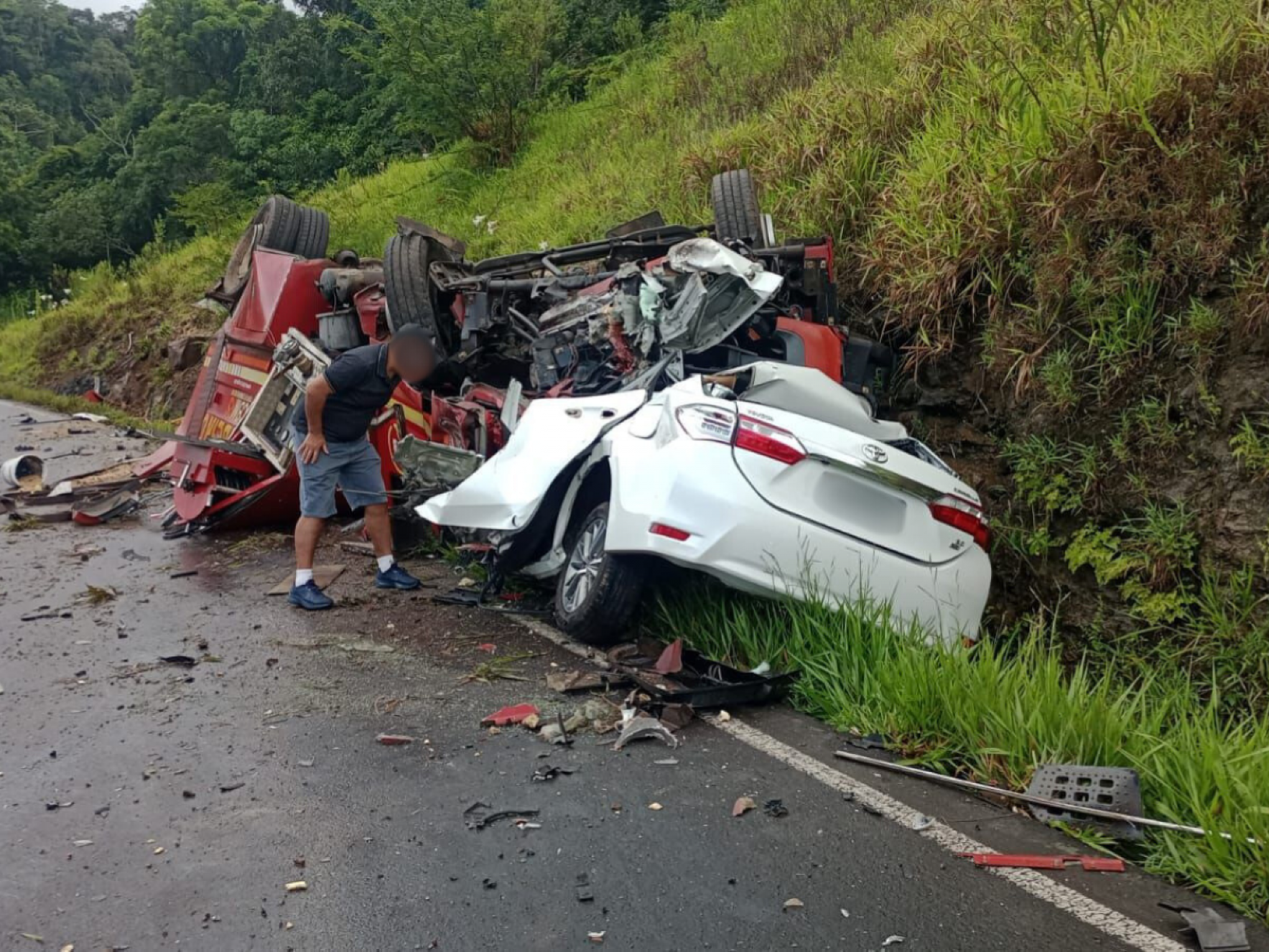 Identificados três mortos que estavam em carro no acidente com caminhão dos Bombeiros na Rota do Sol