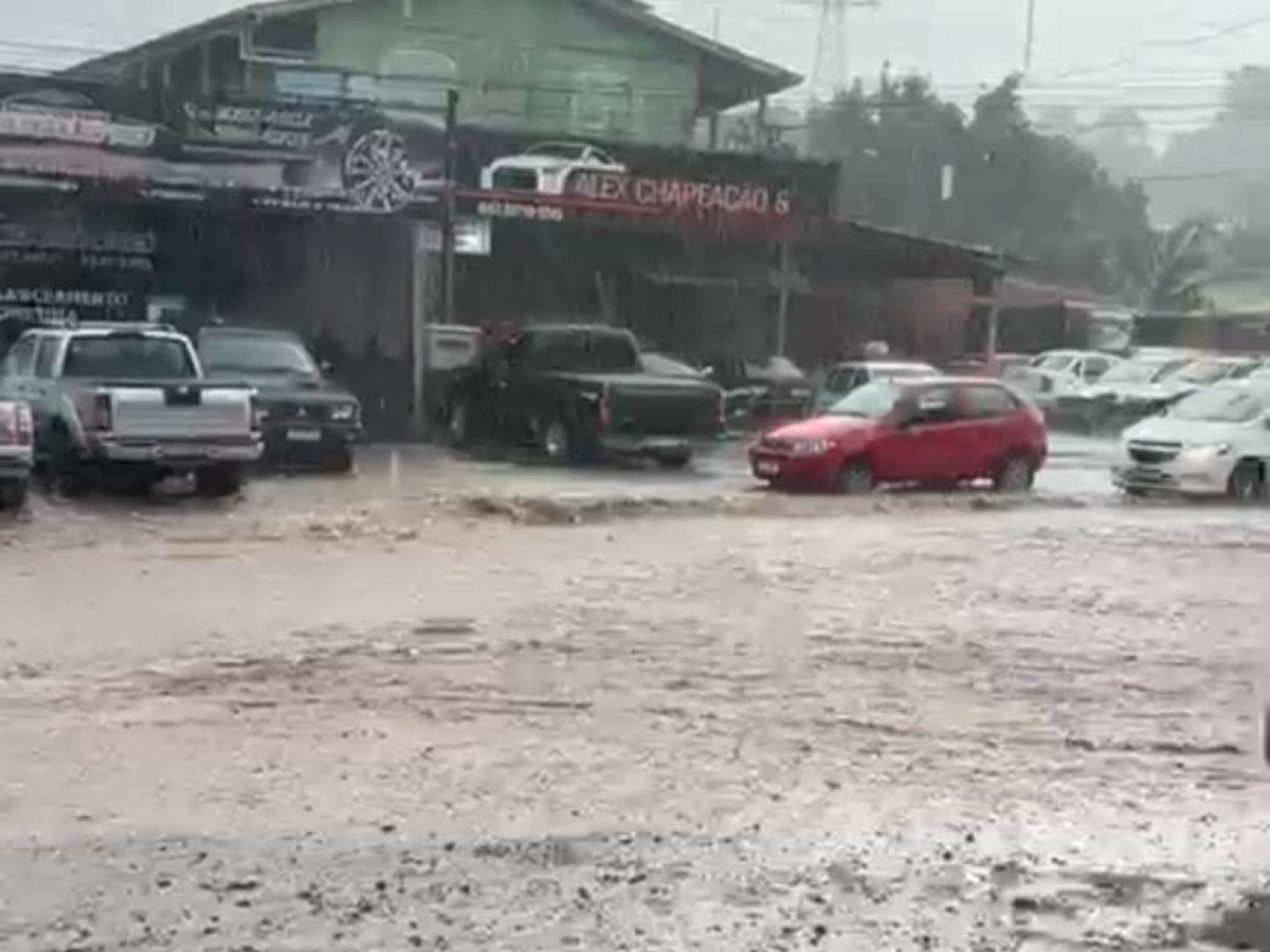 Em Novo Hamburgo, a Rua Rincão alagou em poucos minutos de chuva