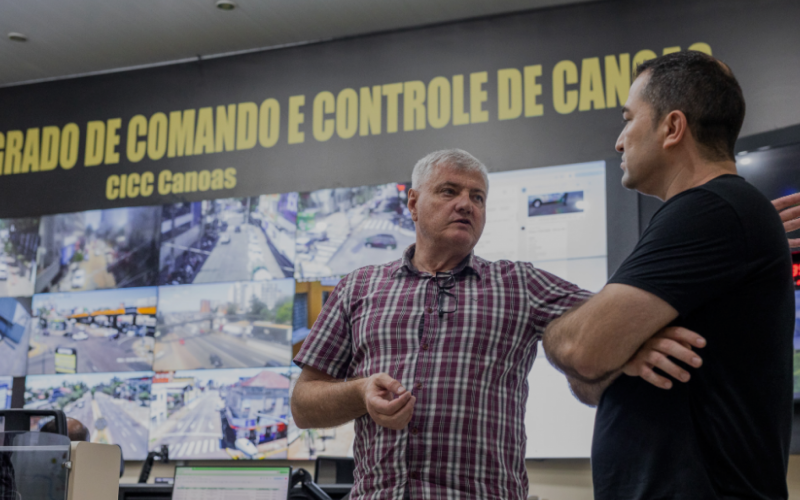 Major Alberto Rocha (E) retomou o cargo como secretário de Segurança em Canoas