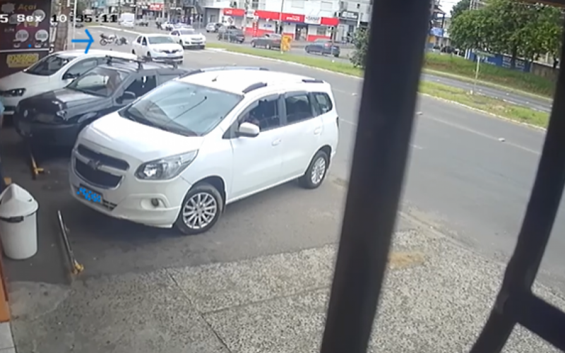 Câmaras flagraram momento do acidente no início da tarde desta sexta-feira (31)