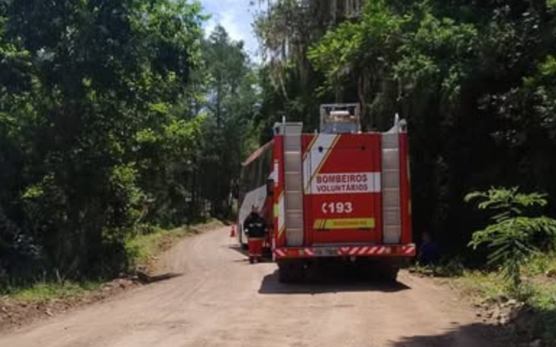 Ônibus de turismo com 42 passageiros tomba a caminho de cascata do Vale do Paranhana | abc+